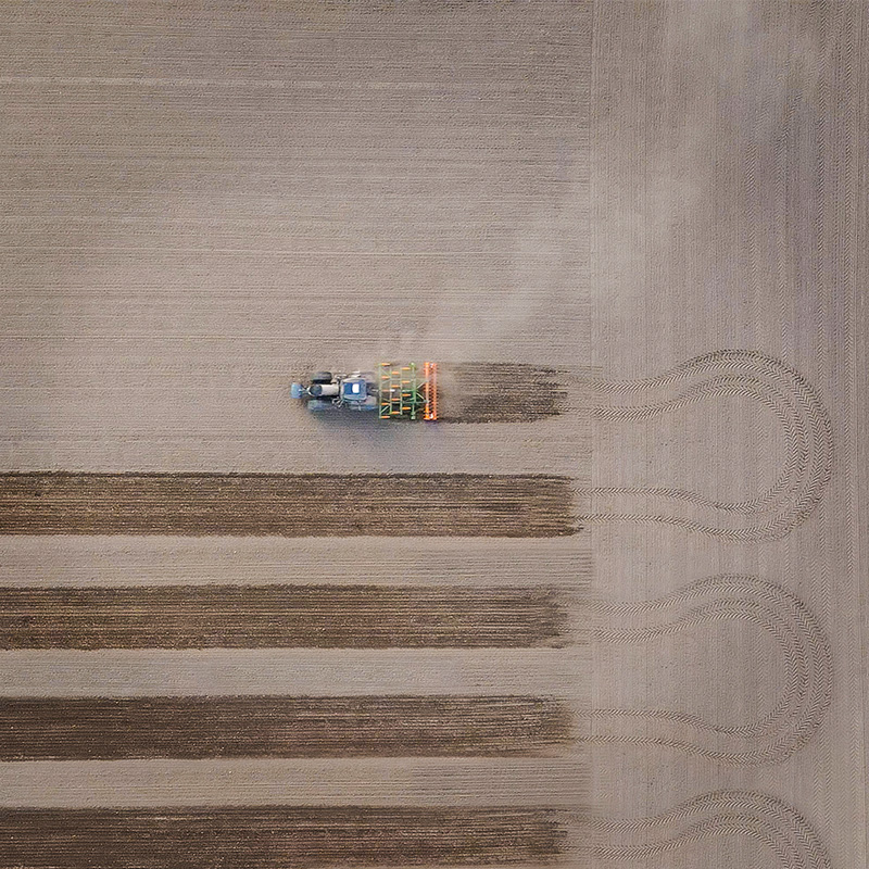 Widok z drona pokazujący jak ciągnik Valtra serii Q równo orze pole