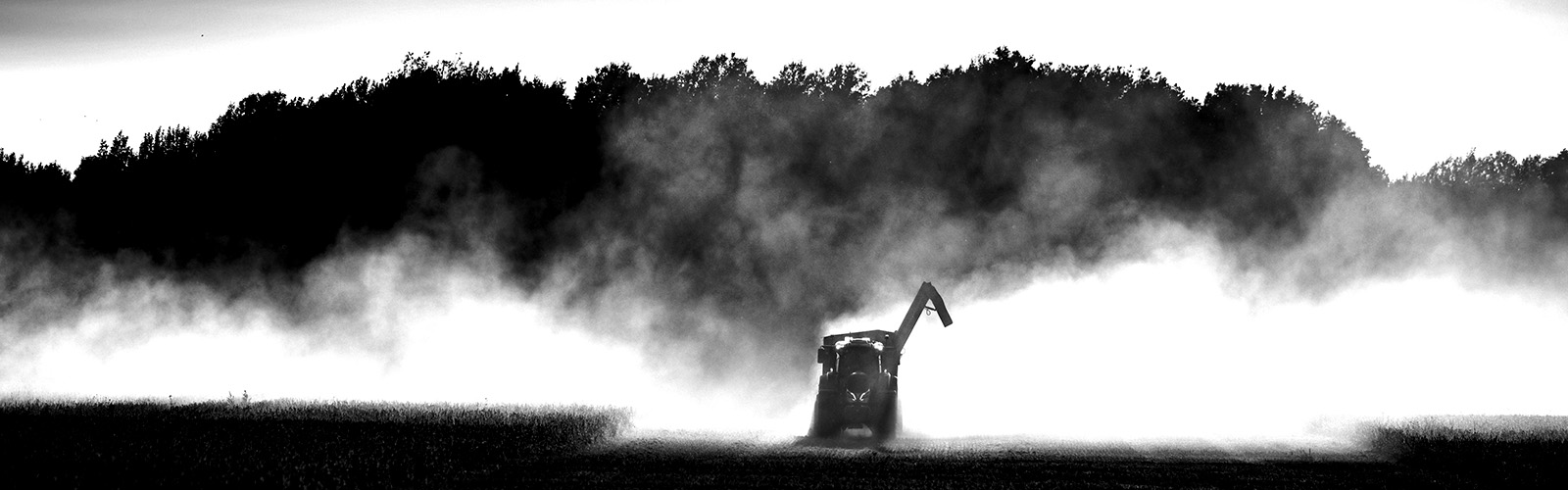 Czarno-białe zdjęcie ciągnika Valtra podczas prac - Q Unlimited