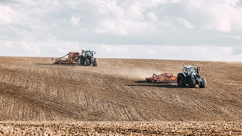 Dwa traktory Valtra serii Q pracujące w polu