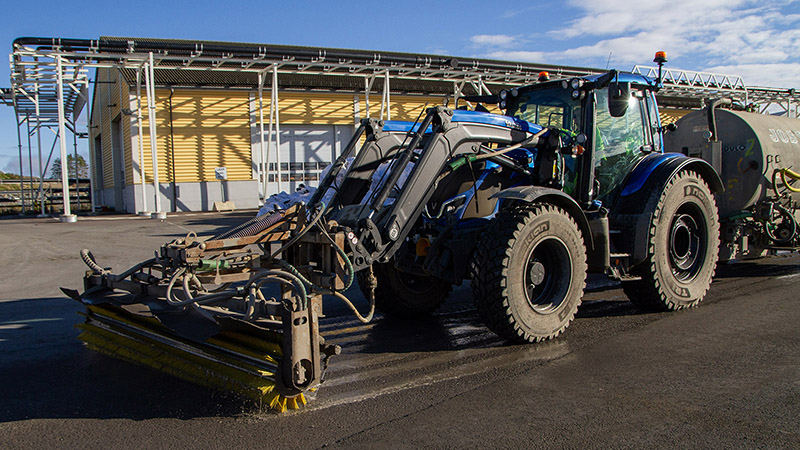 For å rengjøre asfalterte flater bruker Kjeldaas AS en Valtra N175D med frontmontert kost med spylebom og gjødselvogn fylt med saltvann. 