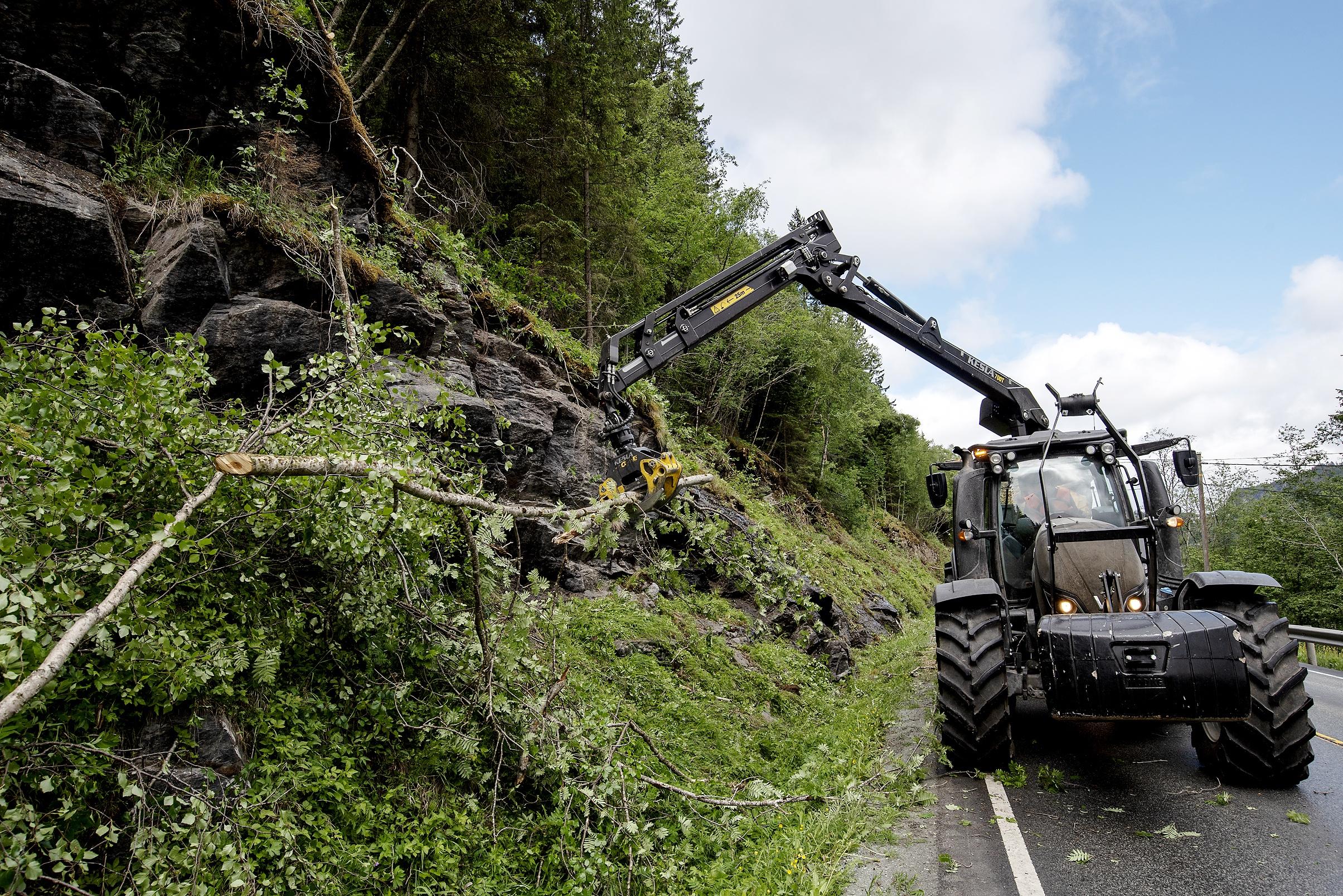 Den nyeste Valtra-en til Dag Haarstad og kollegaene er en T214 Direct fra 2017, rigget for skogsdrift og levert med en Kesla 700-kran fra Valtra Unlimited.