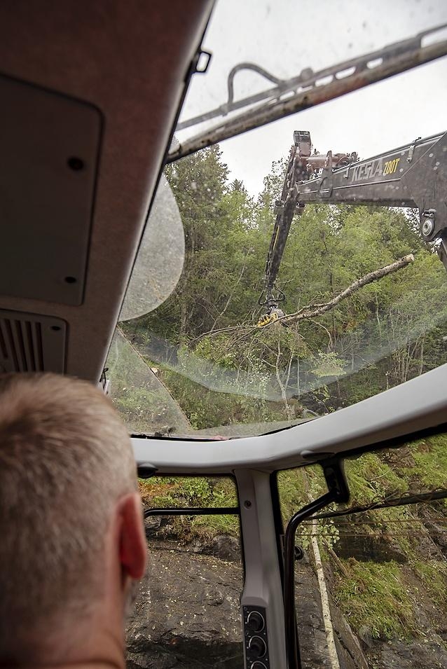 Ciągnik Valtra do lasu ze szklanym dachem podczas pracy