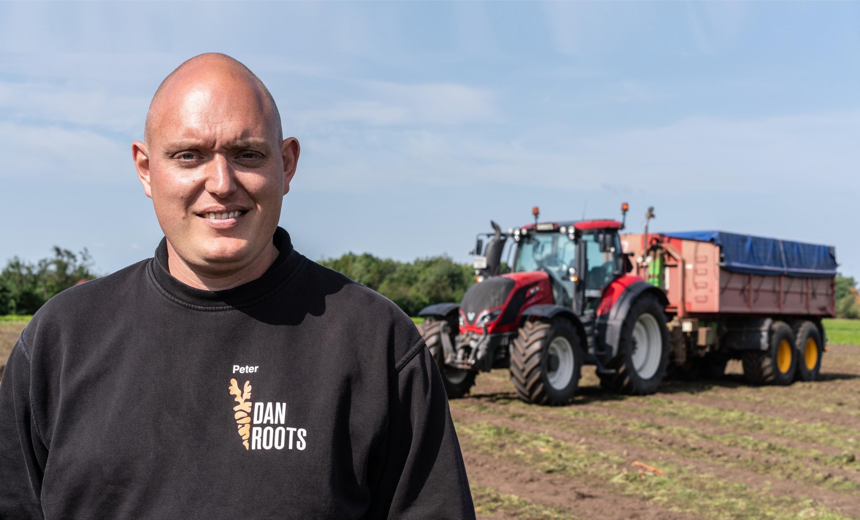 Peter Vestergaard z ciągników DanRoots i Valtra serii T w tle