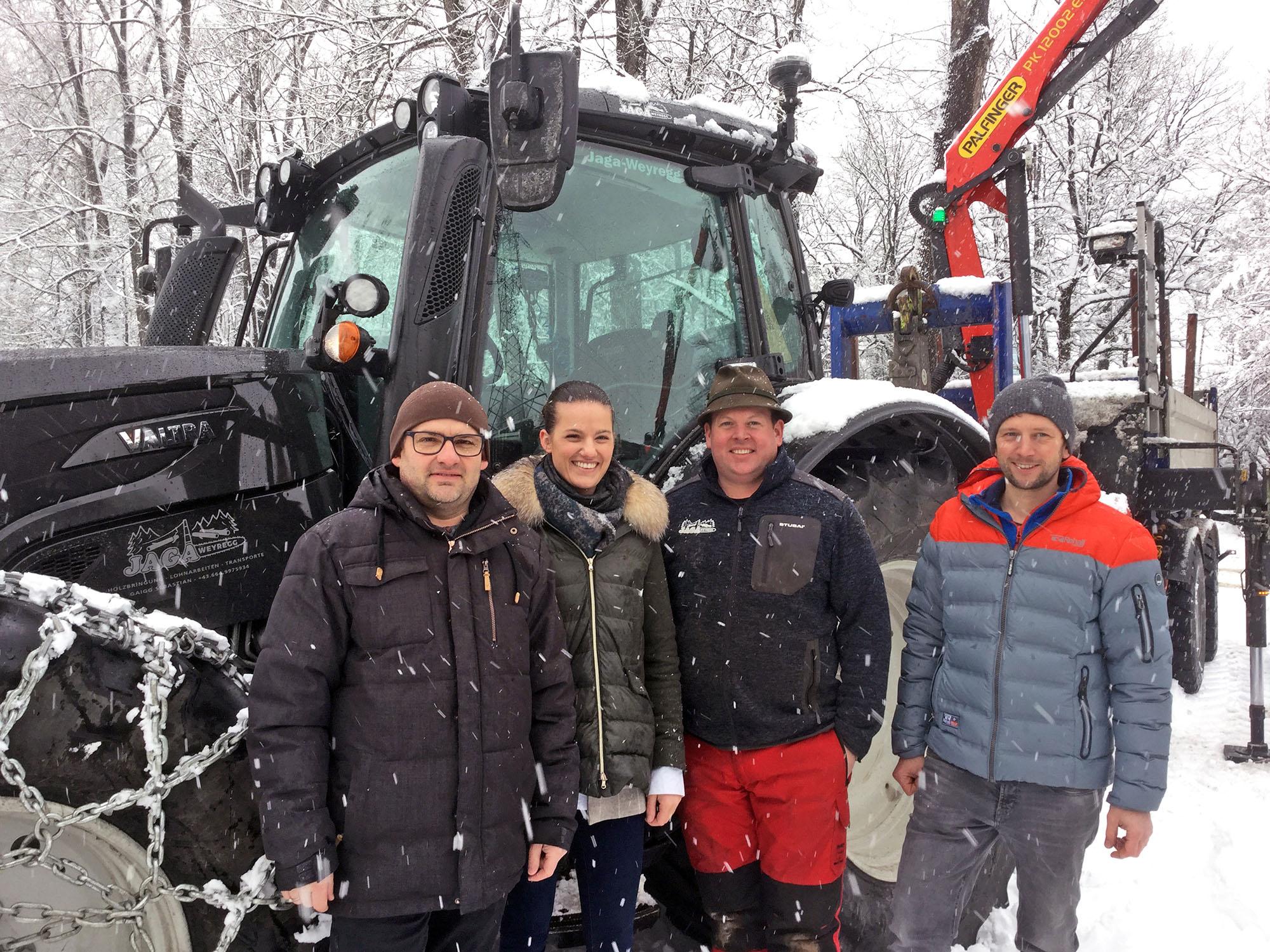 Valtra N174 Direct und 1. v.l.: Christian Mair (Mauch), Susanna Mauch-Autenrieth, Sebastian Gaigg, Matthias Scharmüller jun. (GF Scharmüller Landtechnik).