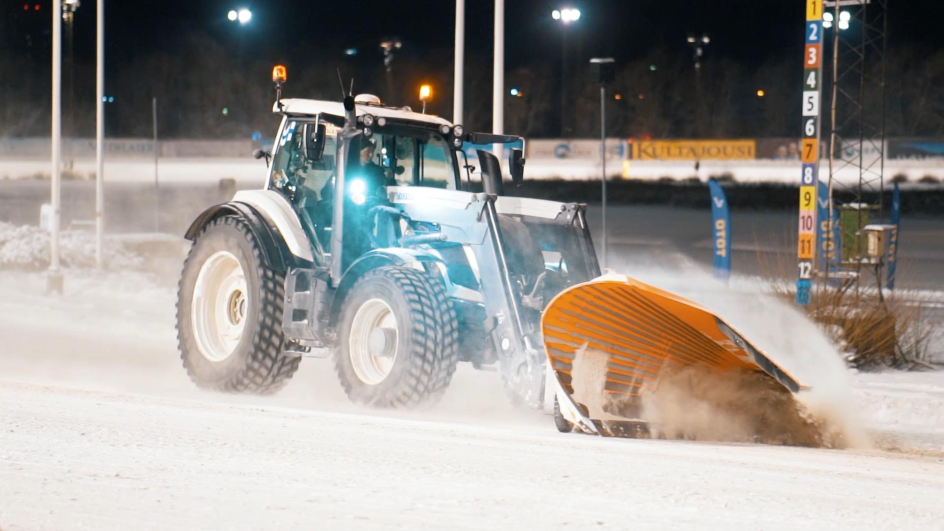 Valtra T214 Direct on varustettu automaattiohjauksella, jonka ansiosta traktori kiertää ravirataa noin sentin tarkkuudella haluttua reittiä.