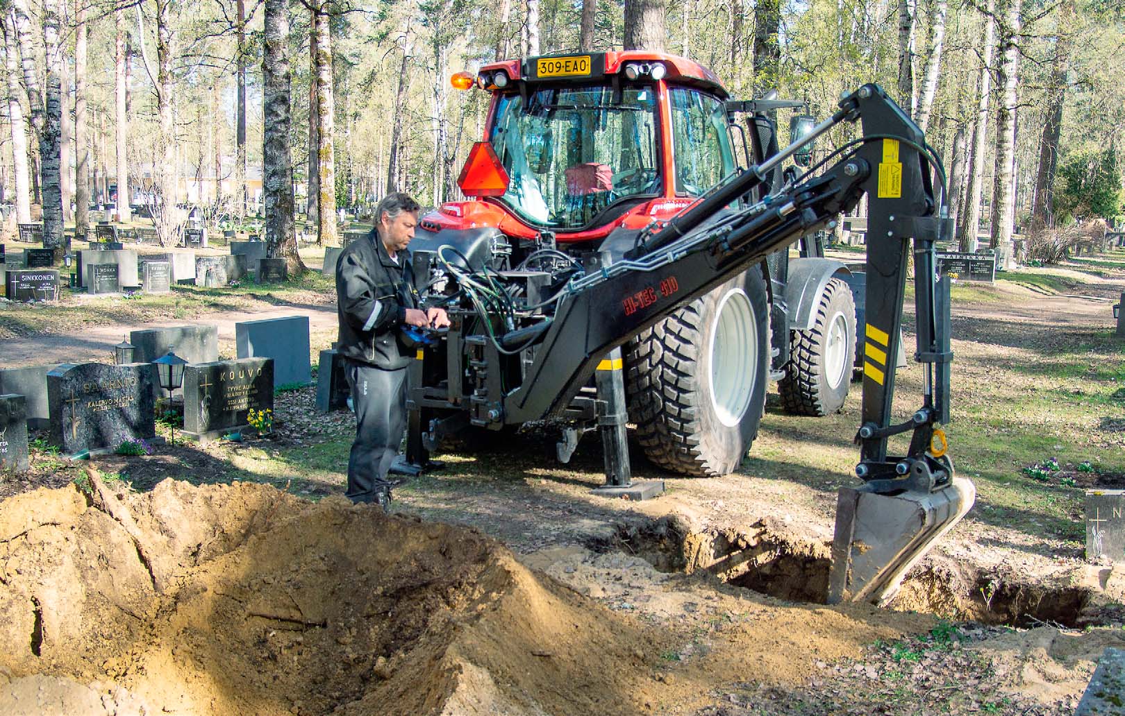 CIĄGNIK VALTRA N104 Z FUNKCJĄ ZDALNEGO STEROWANIA I PRACE CMENTARNE